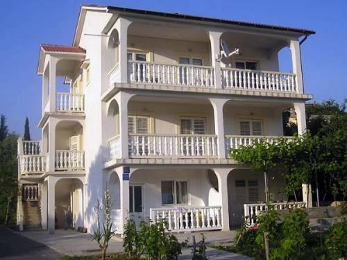 Zora apartmani, Lopar